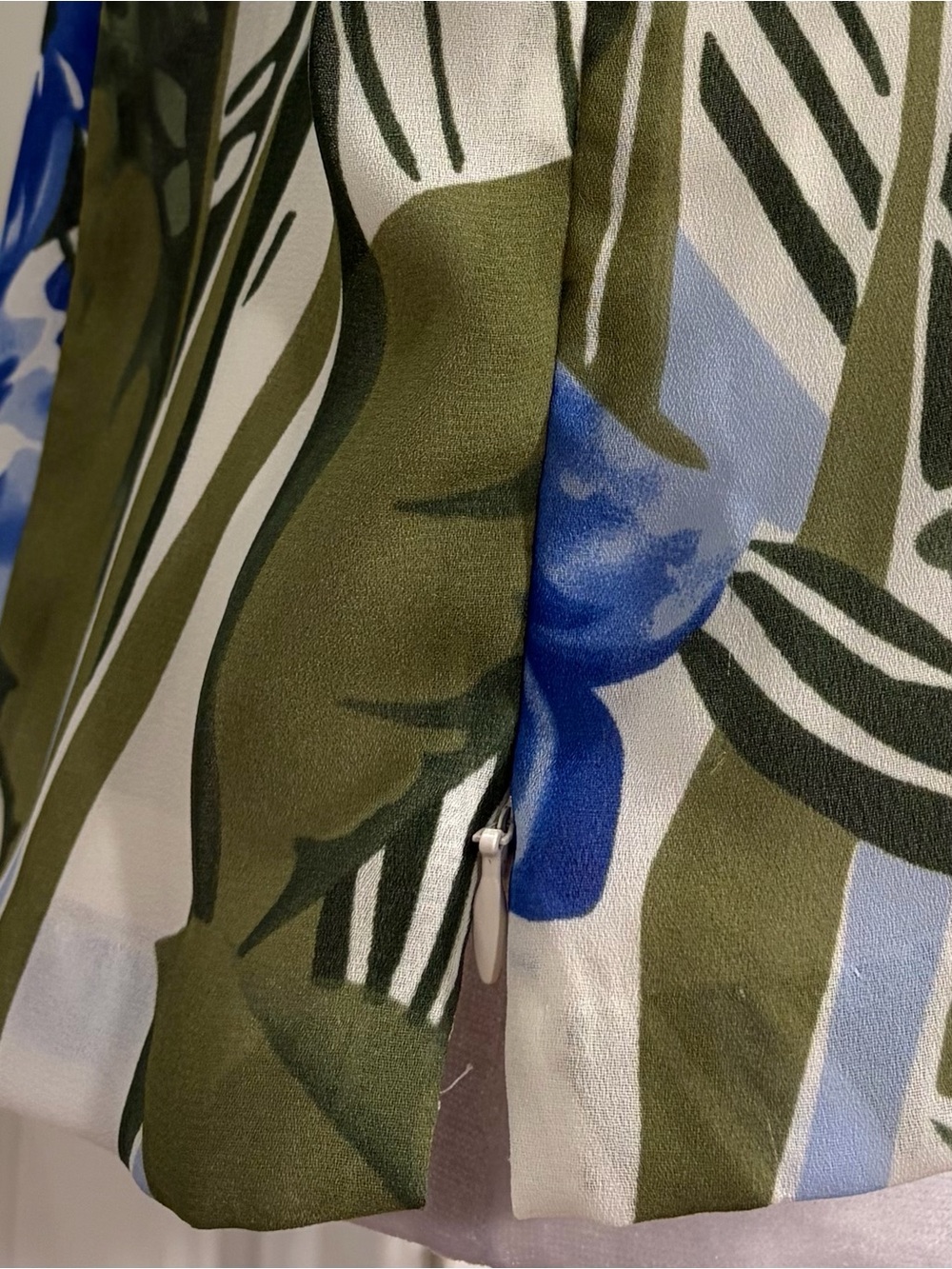 Kasper Olive Green & Blue Tropical Print Scoop Neck Camisole (12) - Picture 9 of 9